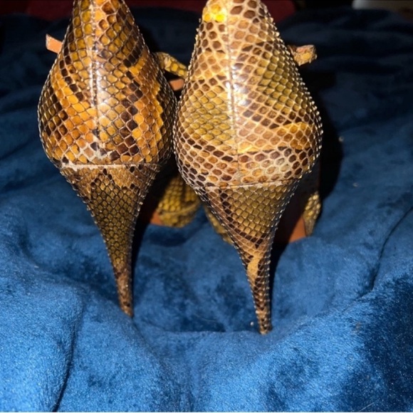 Gucci heels size 10 heel height 4 inches peep toe with ankle strap - Picture 5 of 5